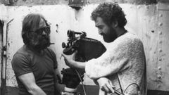 Fernando Ruiz Vergara, a la izquierda, con un colaborador, en un fotograma del documental.