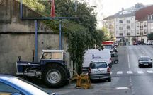 El inmueble rompe la alineaci�n de la calle Arenal, y ocupa una zona de dominio de la N-640.