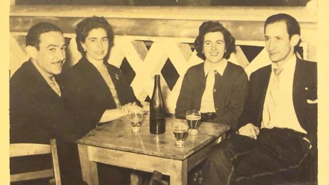 Enrique Garc�a y Olvido Fern�ndez, a la izquierda, en su juventud