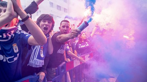 As fue el emocionante recibimiento al autobs del Real Oviedo antes del choque ante el Almera