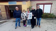 De izquierda a derecha, Xosé Luis Paz, Pepita Suárez, Rosita Millet, Elvira Pisos y Unai González, todos ellos directivos de la asociación Francisco Lorenzo Mariño de Aguiño.