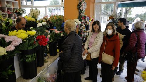 Clientes esperando a recoger sus encargos
