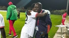 El juvenil del Celta Aldrine Kibet, con su padre, tra debutar con la selecci�n de Kenia.