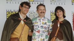 Dos fans posan con Elijah Wood, que dio vida a Frodo en �El Se�or de los Anillos�