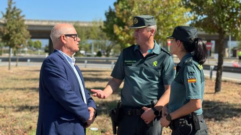 Eladio Santos con dos agentes de la Guardia Civil que forman parte del dispositivo que vigila la campa�a de vendimia