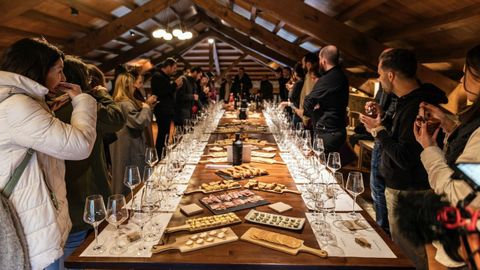 Degustaci�n de productos artesanales en la bodega V�a Romana