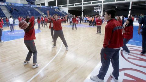 Varios ni�os se divierten jugando al baloncesto en una de las  actividades en la Fan Zone de la Copa del Rey