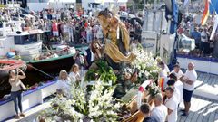 La procesin de la Virgen del Carmen gener una gran expectacin en O Grove, donde el pblico homenaje a la patrona de los marineros por todo lo alto. 