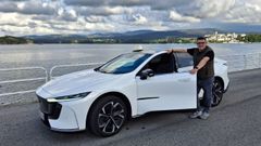 Jos� Fern�ndez con su taxi el�ctrico, Mazda 6e