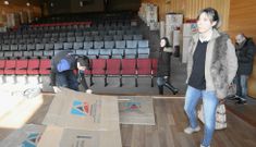 La diputada provincial Pilar Garcia Porto, durante una visita al auditorio en plena colocaci�n del mobiliario