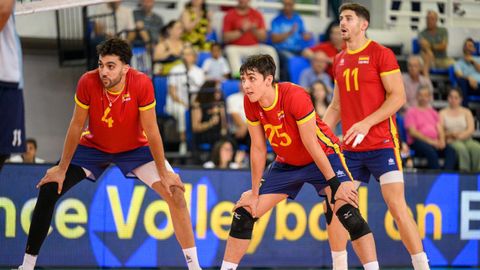 Jaime Arjones, en el centro, ha sido el último gallego en debutar con la absoluta