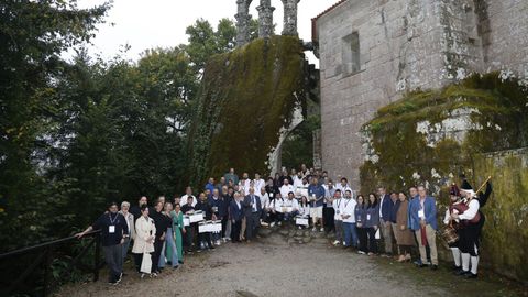 Algunos de los participantes y representantes institucionales en el monasterio de San Pedro de Rocas en la cuarta edición del Campeonato de Tapas y Pinchos de Galicia.