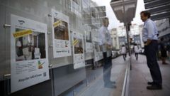 Anuncios de pisos para estudiantes en una inmobiliaria