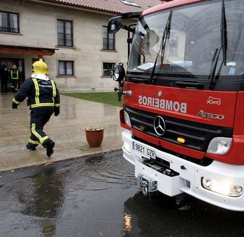 Los bomberos llegan al balneario de Augas Santas.