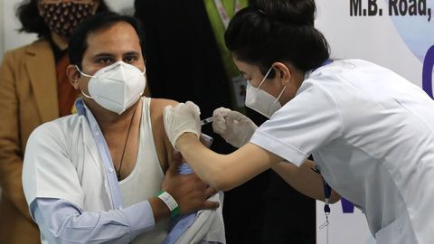 Un hombre recibe este s�bado la primera dosis de la vacuna en el el Instituto de Ciencias M�dicas de la India (AIIMS), en Nueva Delhi.