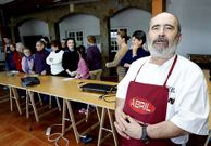 Bego�a G�mez, Manuel Chouci�o, Jos� Mar�a A��n y Jos� Manuel Blanco, en Cerqueda (derecha), y Juan Carlos Ulla, en la Fundaci�n Eduardo Pondal.
