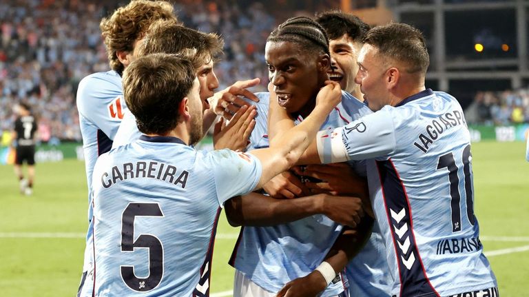 Los jugadores del Celta celebran el gol de Moriba que clasifica al Celta para la Europa League.