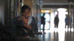 Una clienta en la terraza de un bar de Monforte, en una fotograf�a de archivo