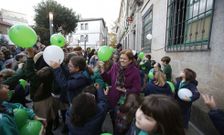 Los alumnos participaron en el encendido de la fachada principal del colegio. 