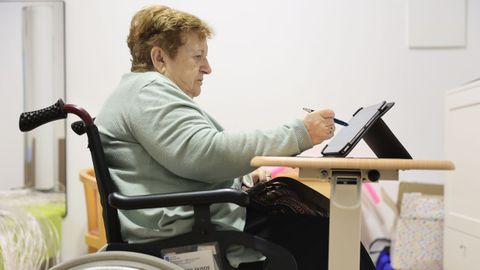 Carmen P�rez, de 80 a�os, prueba la estimulaci�n cognitiva en la tableta electr�nica.