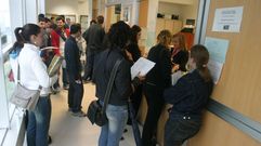 Alumnos esperando para matricularse en el a�o 2005