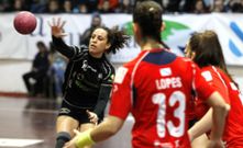 Nuria Benzal, en la imagen en un derbi con el Porri�o, anot� cinco tantos el s�bado ante el Bera Bera. 