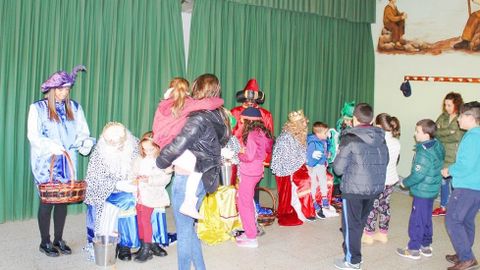 Los Reyes Magos, con los ni�os en Castromil