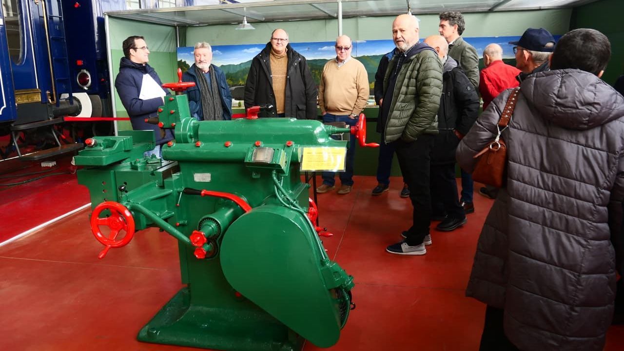 El museo del tren expone los muebles de la oficina del padre de Amancio Ortega