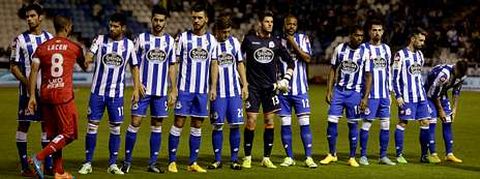 Los futbolistas del D�por saludan a los del Getafe antes del partido disputado el viernes en el estadio de Riazor. 
