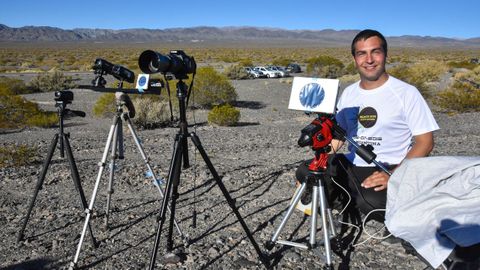 El astrofot�grafo �scar Mart�n, durante el eclipse total del 2 de julio de 2019, en Bella Vista (Argentina).