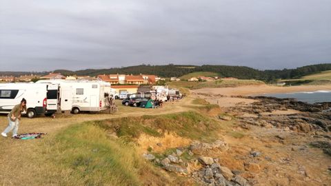 Autocaravanas y furgonetas en la playa de Verdicio, en Gozn