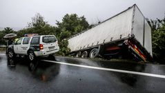 El tr�iler volcado ayer en Sabad�n.