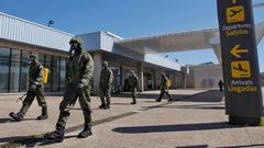 Efectivos del Ej�rcito de Tierra realizan labores de desinfecci�n en el Aeropuerto de Asturias