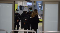 Varios pasajeros a su llegada al aeropuerto Adolfo Su�rez Madrid Barajas el lunes 21 de diciembre