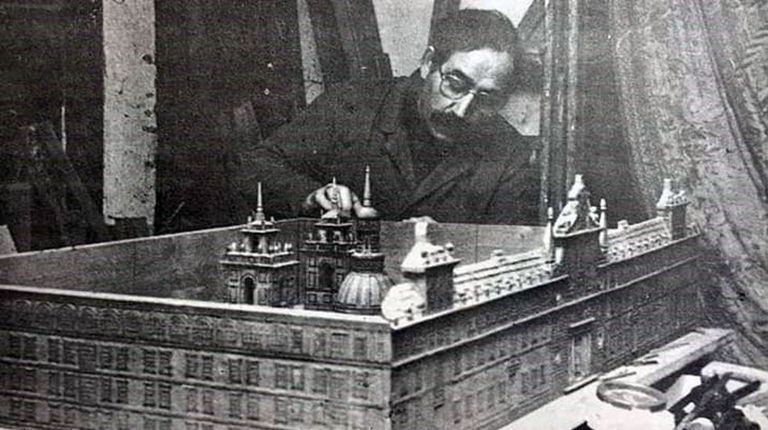 Amador Lpez Espinosa, con su maqueta del Colegio del Cardenal