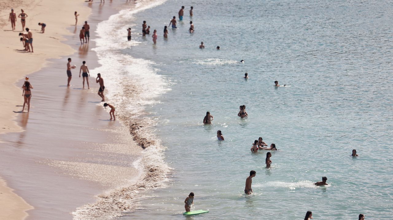 Rescatado un bañista en Riazor tras ser sacado del agua por particulares
