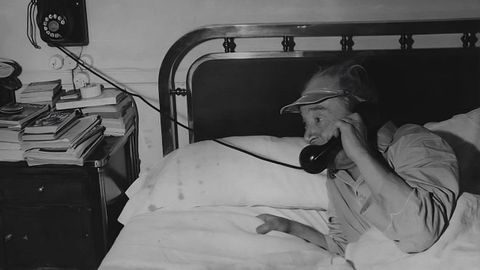  Camba hablando por telfono desde la cama de su habitacin del Hotel Palace.