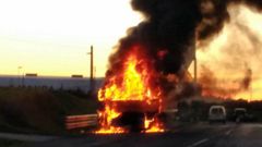 Llamas en el cami�n quemado en Castropol