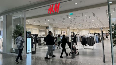 Entrada del establecimiento de H&M, situado en un extremo de la planta baja de Oden.