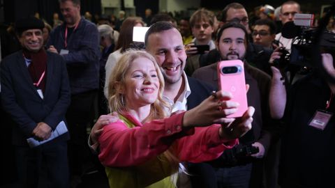 La diputada electa Hannah Spencer se hace un selfi con el l�der del Partido Verde, Zack Polanski