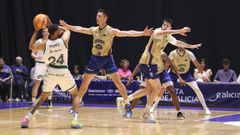 Barcello y Alonso Faure, en una acci�n defensiva en el partido de presentaci�n ante el Unicaja