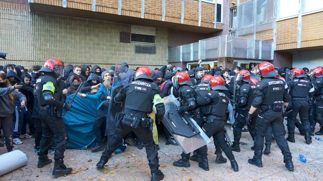 La Ertzaintza carga contra los manifestantes que trataban de impedir el desahucio de una familia en Vitoria