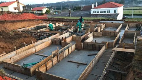 Trabajos de cimentaci�n de una vivienda unifamiliar en el municipio de Moeche