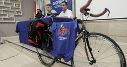 Ricardo S�nchez, izquierda, y el alcalde, a su lado, presentaron ayer el reto que va a realizar y la bicicleta que llevar�. 