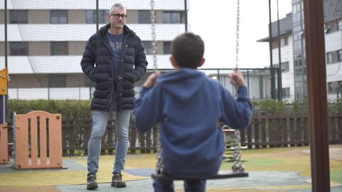 David, de Pontevedra, con su hijo No�, que pas� un a�o ingresado en Santiago.