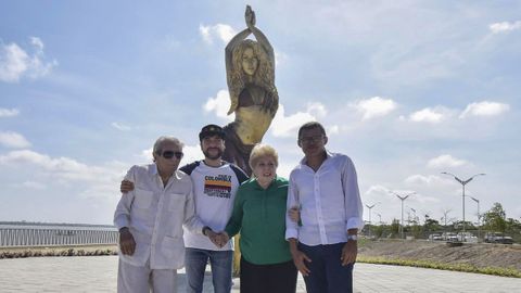 Los padres de Sahkira, junto al alcalde de Barranquilla y al autor de la obra