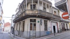 En este edificio de la R�a da Sa�de esquina con Cinceiro, con dos platas y bajo cubierta, terminado de construir en 1940, estuvieron las oficinas del Instituto Nacional de la Seguridad Social hasta 1998. Desde entonces, el abandono fue patente, llegando a la actual situaci�n de ruina e insalubridad, de ah� la necesidad de acometer la demolici�n.