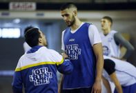 Garc�a de Vitoria intenta transmitir a Geramipoor las indicaciones de lo que espera del p�vot. 