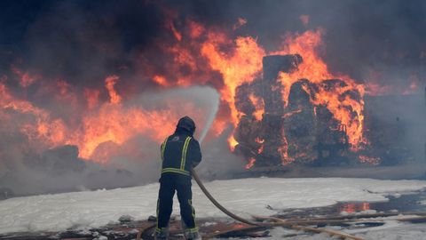 Los Bomberos de Asturias intentan sofocar un incendio que se ha declarado este lunes en una planta reciclaje en Fonciello, en el concejo de Llanera