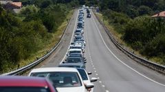 Imagen habitual cualquier da de verano del acceso desde la AG-41 a la playa de A Lanzada 